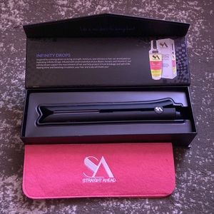 Never used Straight Ahead black flat iron ✔️